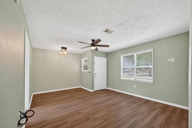 702 S Holmes Street, La Porte, TX 77571