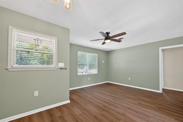 702 S Holmes Street, La Porte, TX 77571