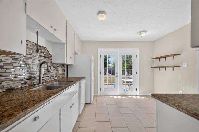 702 S Holmes Street, La Porte, TX 77571