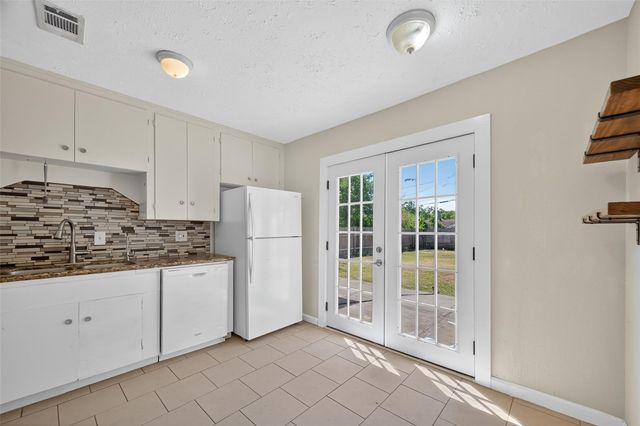 702 S Holmes Street, La Porte, TX 77571