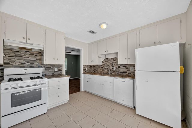 702 S Holmes Street, La Porte, TX 77571