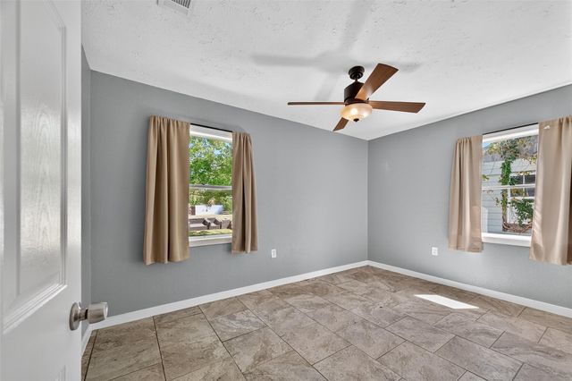 702 S Holmes Street, La Porte, TX 77571