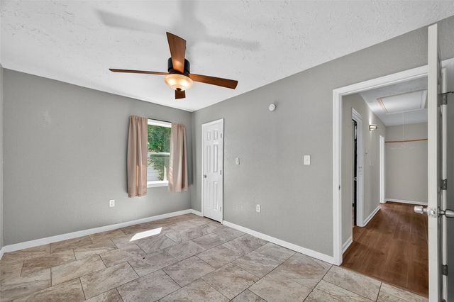 702 S Holmes Street, La Porte, TX 77571