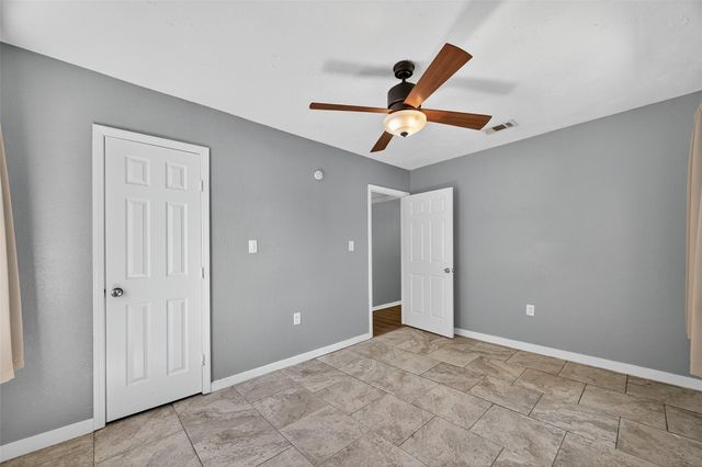 702 S Holmes Street, La Porte, TX 77571