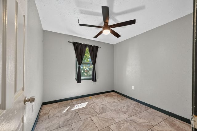 702 S Holmes Street, La Porte, TX 77571