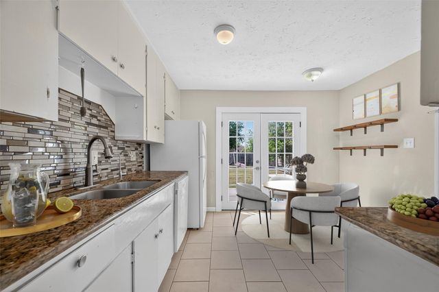 702 S Holmes Street, La Porte, TX 77571