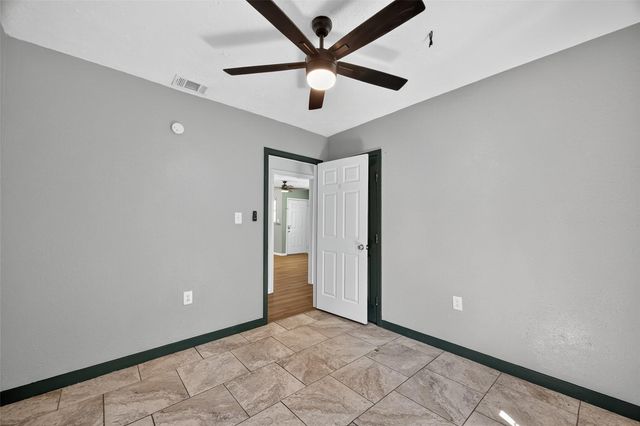 702 S Holmes Street, La Porte, TX 77571