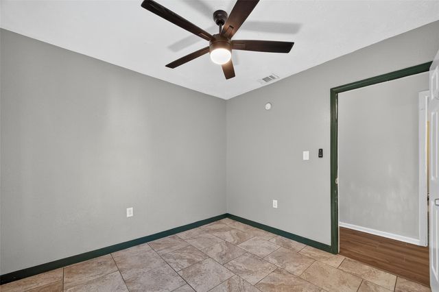 702 S Holmes Street, La Porte, TX 77571