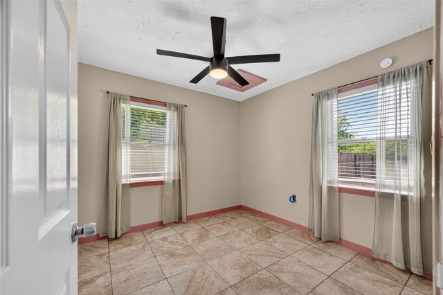 702 S Holmes Street, La Porte, TX 77571