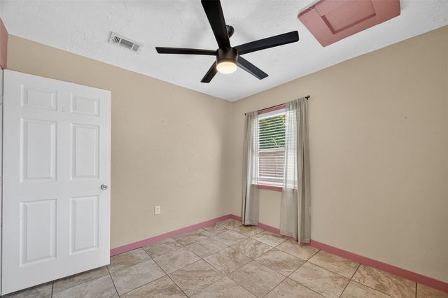 702 S Holmes Street, La Porte, TX 77571