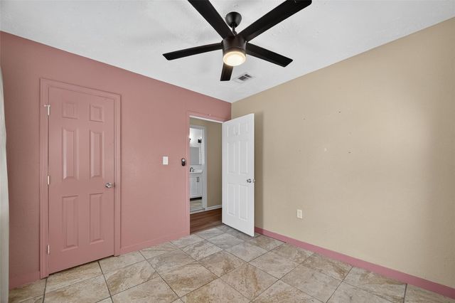 702 S Holmes Street, La Porte, TX 77571