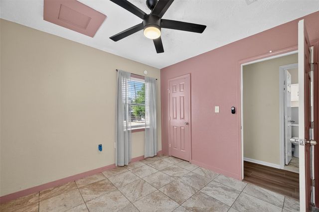 702 S Holmes Street, La Porte, TX 77571