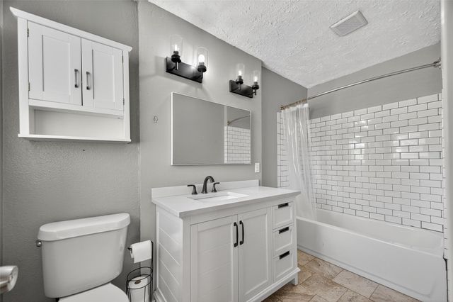 702 S Holmes Street, La Porte, TX 77571