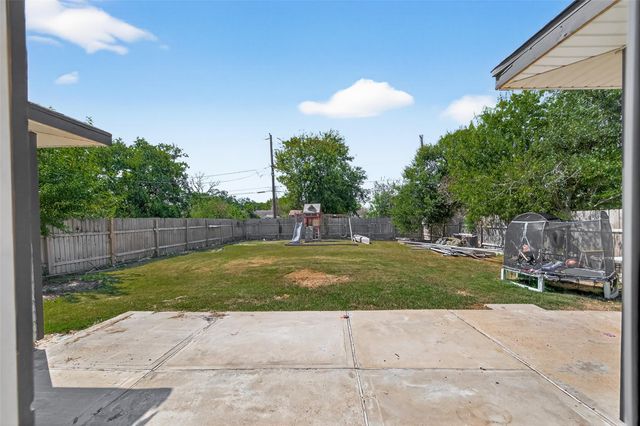 702 S Holmes Street, La Porte, TX 77571