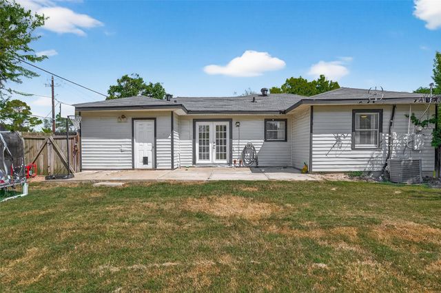 702 S Holmes Street, La Porte, TX 77571