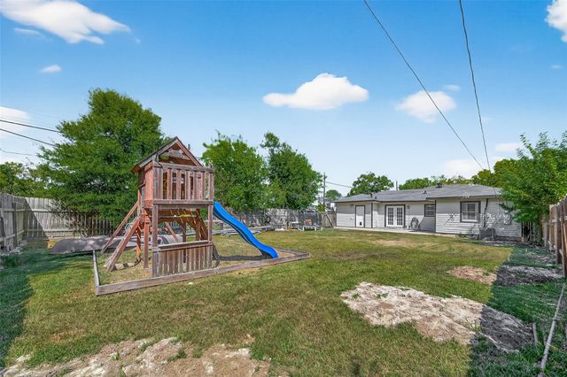 702 S Holmes Street, La Porte, TX 77571