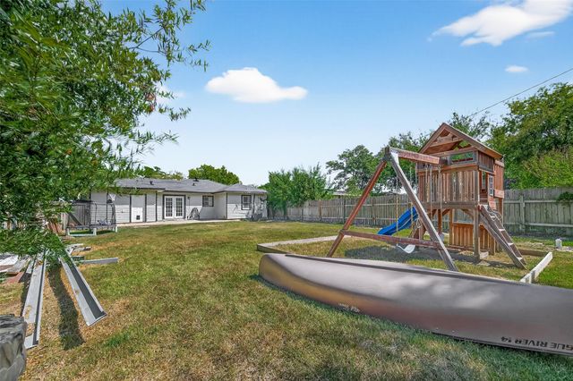 702 S Holmes Street, La Porte, TX 77571