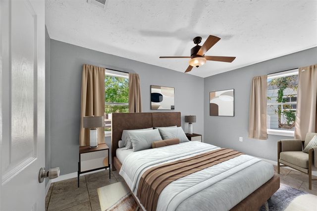 702 S Holmes Street, La Porte, TX 77571