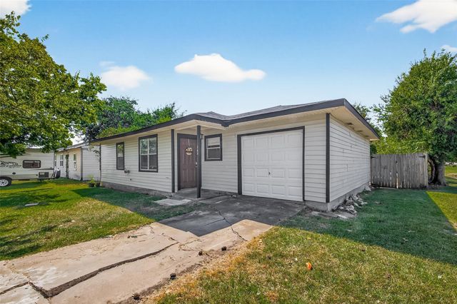 702 S Holmes Street, La Porte, TX 77571