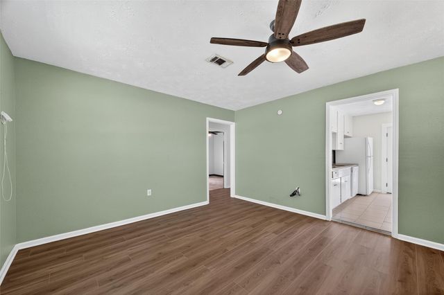 702 S Holmes Street, La Porte, TX 77571