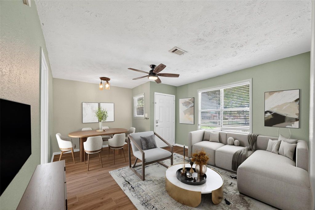 702 S Holmes Street, La Porte, TX 77571