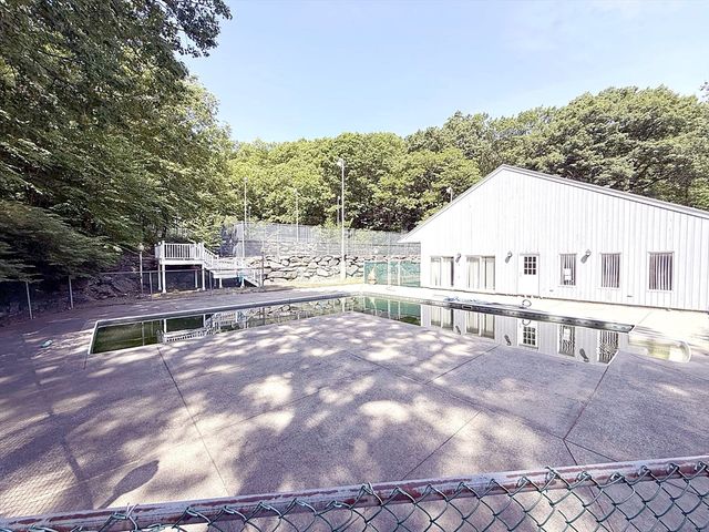 330 Sunderland Rd 39, Worcester, MA 01604