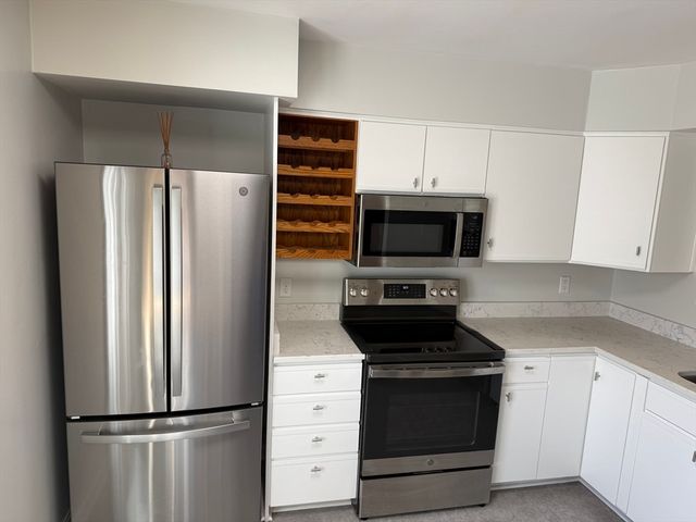 330 Sunderland Rd 39, Worcester, MA 01604