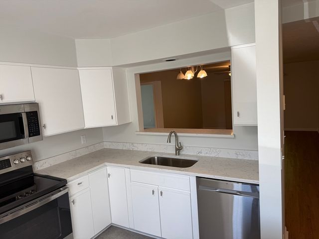330 Sunderland Rd 39, Worcester, MA 01604
