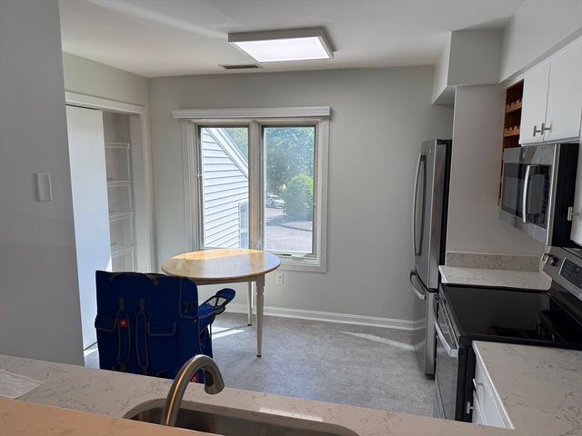330 Sunderland Rd 39, Worcester, MA 01604