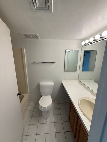 330 Sunderland Rd 39, Worcester, MA 01604