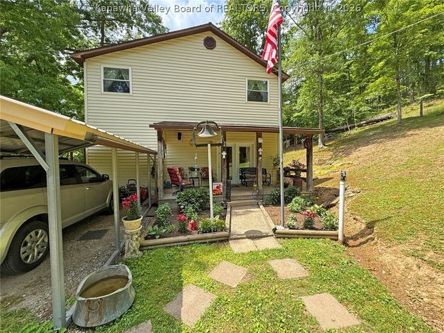 421 Mistletoe Lane, Elkview, WV 25071