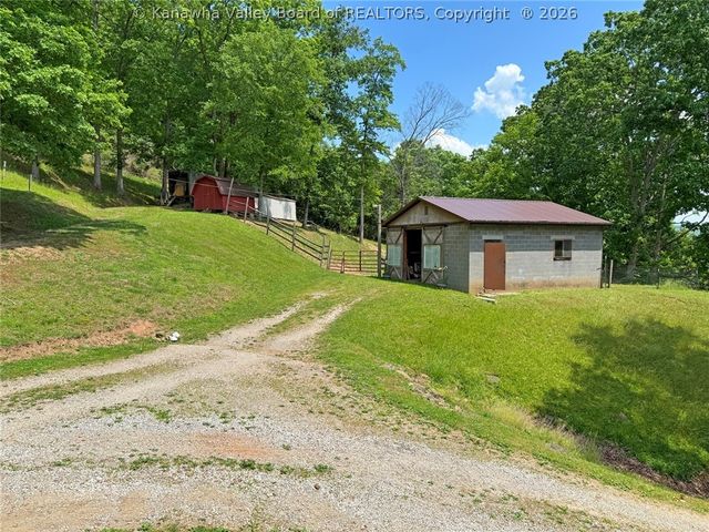 421 Mistletoe Lane, Elkview, WV 25071
