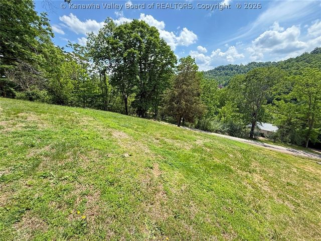 421 Mistletoe Lane, Elkview, WV 25071