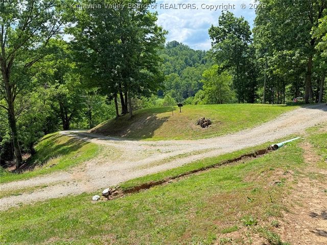 421 Mistletoe Lane, Elkview, WV 25071