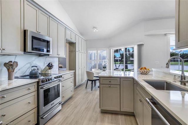 914 Marble DR, Naples, FL 34104