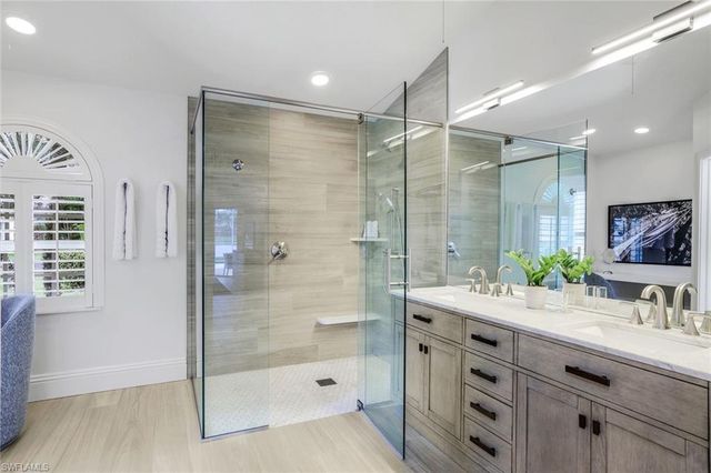 914 Marble DR, Naples, FL 34104