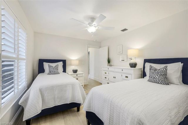 914 Marble DR, Naples, FL 34104