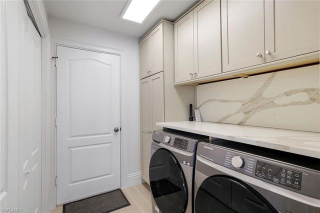 914 Marble DR, Naples, FL 34104