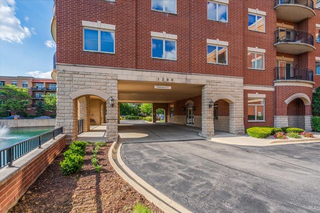 1200 N Foxdale Drive 310, Addison, IL 60101