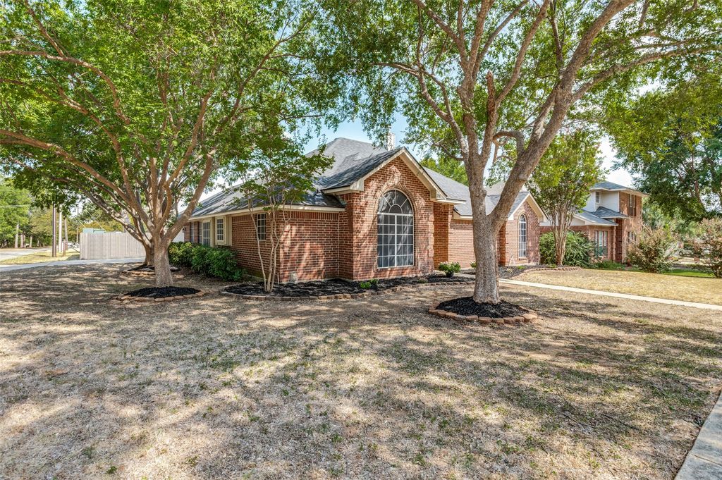 701 Carlisle Court, Lake Dallas, TX 75065 — photo 2
