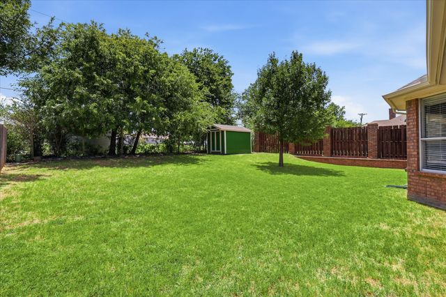 121 S Blue Bonnet Circle, Justin, TX 76247