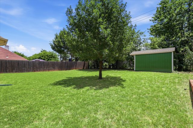 121 S Blue Bonnet Circle, Justin, TX 76247