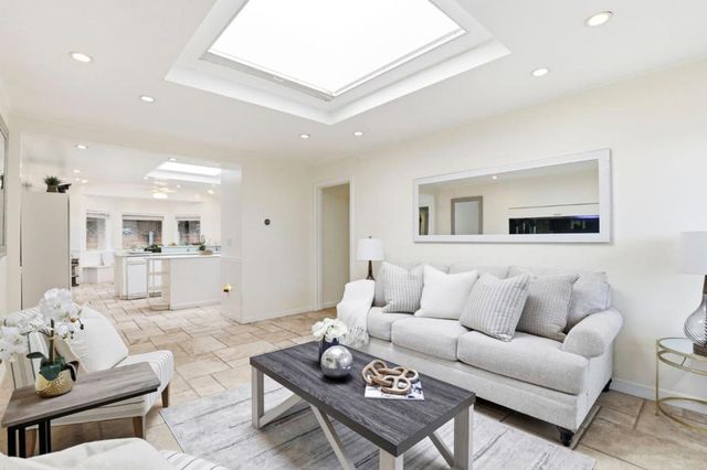 5 Hibbert Court, Pacifica, CA 94044