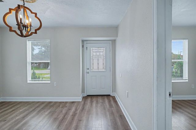 2523 7th Avenue N, Texas City, TX 77590