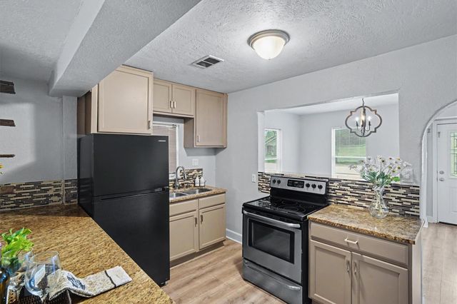 2523 7th Avenue N, Texas City, TX 77590