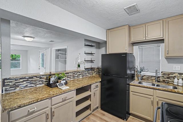 2523 7th Avenue N, Texas City, TX 77590