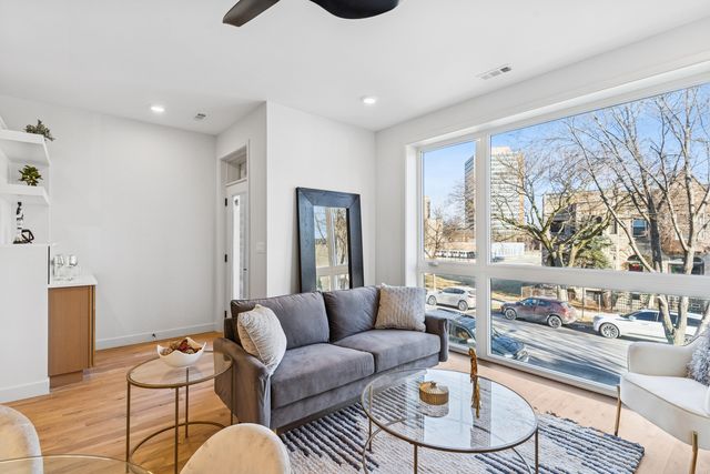 4208 S Calumet Avenue 201, Chicago, IL 60653