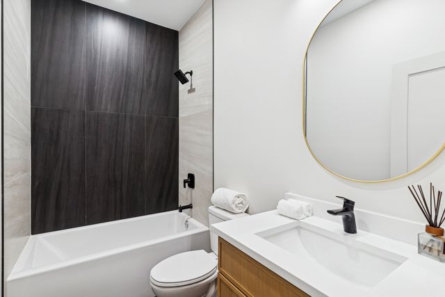 4208 S Calumet Avenue 201, Chicago, IL 60653