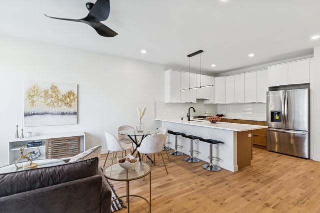 4208 S Calumet Avenue 201, Chicago, IL 60653
