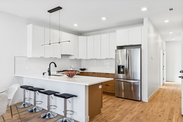 4208 S Calumet Avenue 201, Chicago, IL 60653